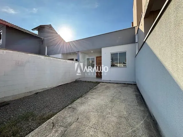 Casa com 58m² 2 quartos e 1 banheiro, para alugar, no bairro Espinheiros em Itajaí