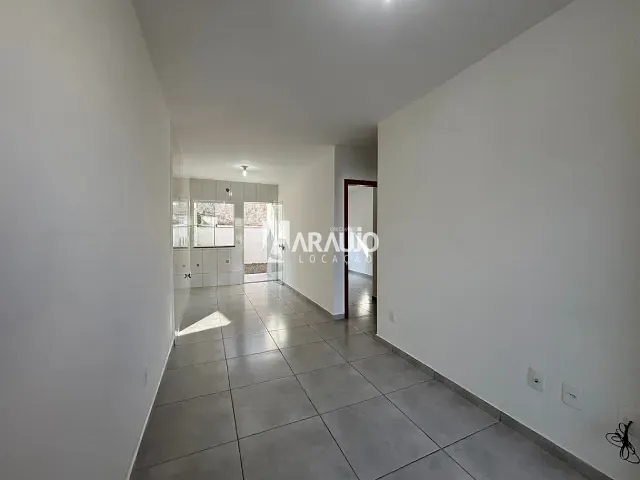 Casa com 58m² 2 quartos e 1 banheiro, para alugar, no bairro Espinheiros em Itajaí