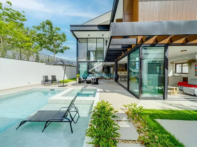 Casa com 535m² 5 quartos e 6 banheiros, à venda, no bairro Condomínio Residencial Alphaville em São José dos Campos