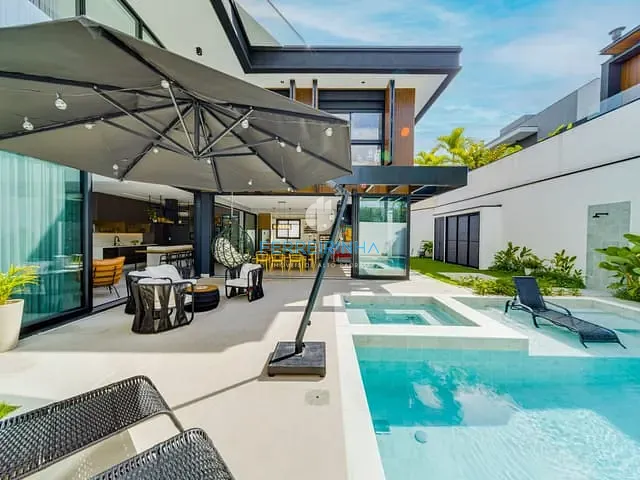 Casa com 535m² 5 quartos e 6 banheiros, à venda, no bairro Condomínio Residencial Alphaville em São José dos Campos
