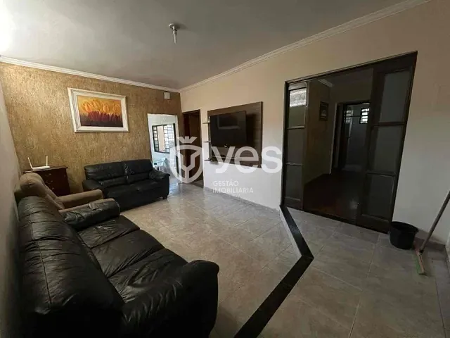 Casa com 380m² 5 quartos e 4 banheiros, à venda, no bairro Centro em Araxá