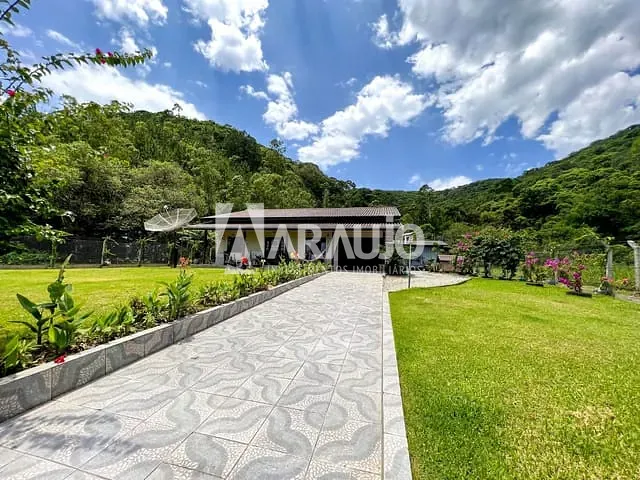 Casa com 1644m² 3 quartos e 3 banheiros, à venda, no bairro Espinheiros em Itajaí