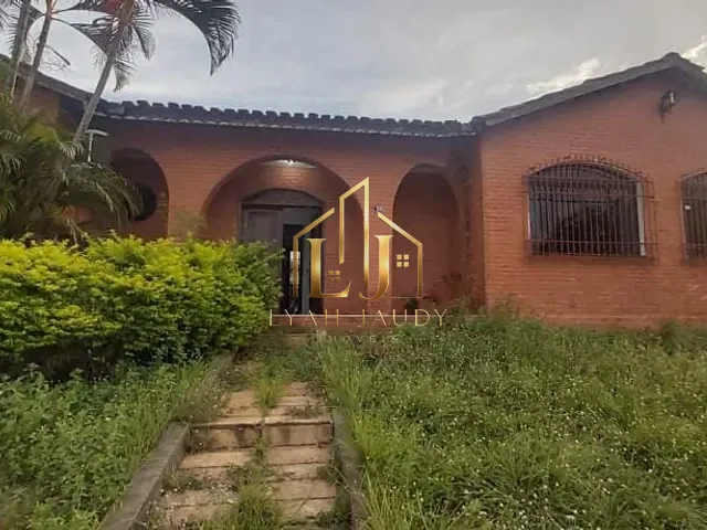 Casa com 1180m² 5 quartos e 4 banheiros, à venda, no bairro Jardim Shangri-La em Cuiabá