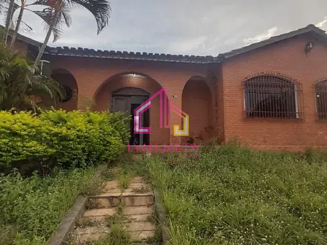 Casa com 1180m² 5 quartos e 4 banheiros, à venda, no bairro Jardim Shangri-La em Cuiabá