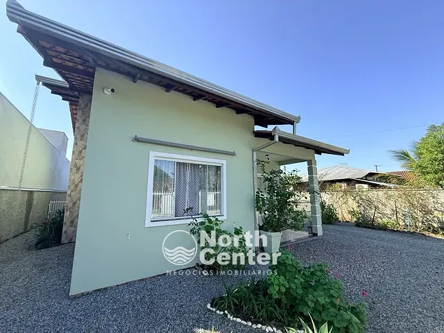 Casa com 405m² 3 quartos e 2 banheiros, à venda, no bairro Costeira em Balneário Barra do Sul
