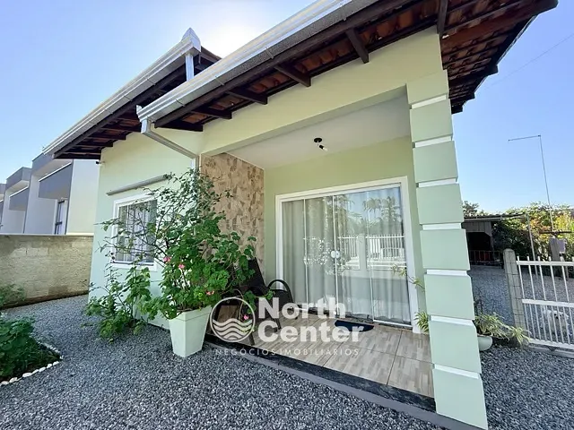 Casa com 405m² 3 quartos e 2 banheiros, à venda, no bairro Costeira em Balneário Barra do Sul