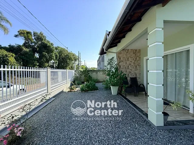 Casa com 405m² 3 quartos e 2 banheiros, à venda, no bairro Costeira em Balneário Barra do Sul