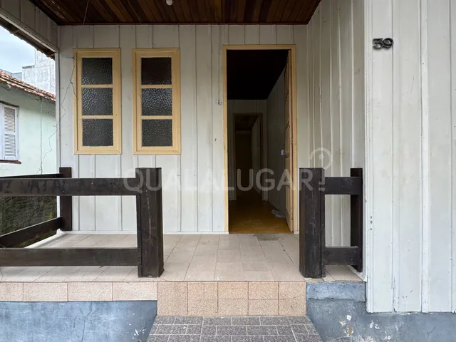 Casa 2 quartos e 1 banheiro, para alugar, no bairro Centro em Tubarão