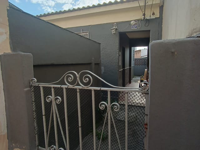 Foto do Casa - VILA KOSMOS  - ÓTIMA CASA DE FUNDOS COM 62 m2 , COMPOSTA DE 2 QUARTOS, SALA, COZINHA, BANHEIRO E ÁREA DE SERVIÇO, JUNTO AO COMÉRCIO. | Hilmar