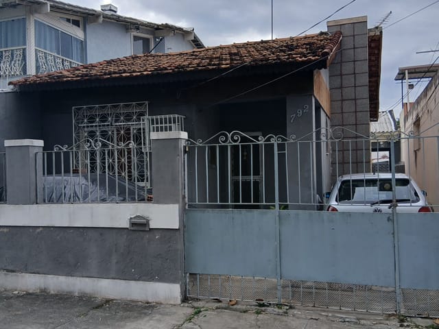 Foto do Casa - VILA KOSMOS  - ÓTIMA CASA DE FUNDOS COM 62 m2 , COMPOSTA DE 2 QUARTOS, SALA, COZINHA, BANHEIRO E ÁREA DE SERVIÇO, JUNTO AO COMÉRCIO. | Hilmar