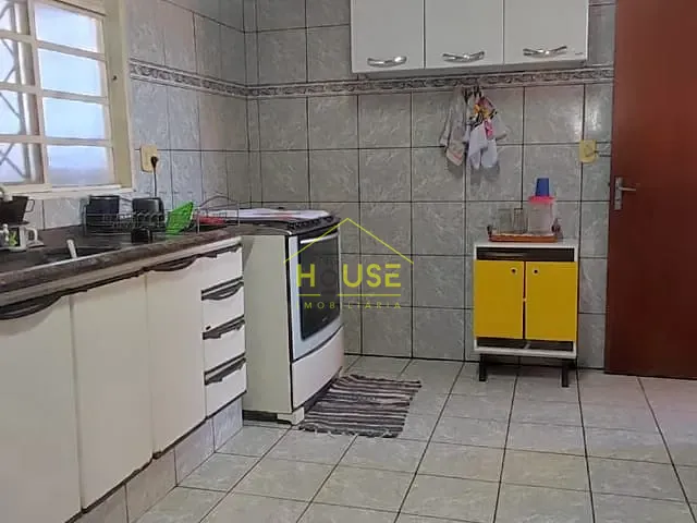 Casa com 180m², à venda, no bairro Pozzobon em Votuporanga