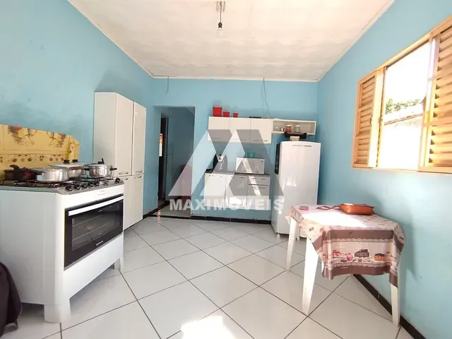 Casa com 210m² 5 quartos e 2 banheiros, à venda, no bairro Alto Mercado em Araçuaí