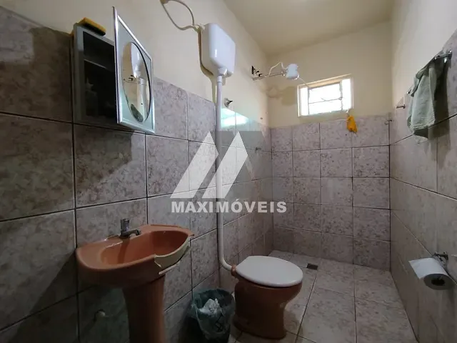 Casa com 210m² 5 quartos e 2 banheiros, à venda, no bairro Alto Mercado em Araçuaí