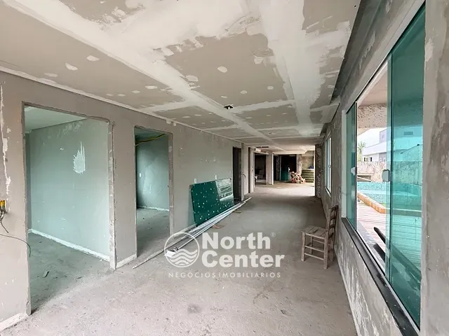 Casa com 405m² 3 quartos e 2 banheiros, à venda, no bairro Costeira em Balneário Barra do Sul
