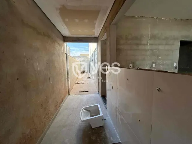 Casa 2 quartos e 1 banheiro, à venda, no bairro Parque das Mangabeiras em Araxá