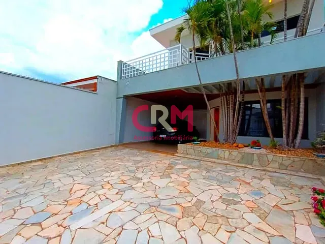 Casa com 389m² 4 quartos e 4 banheiros, à venda, no bairro Centro em Taquaritinga