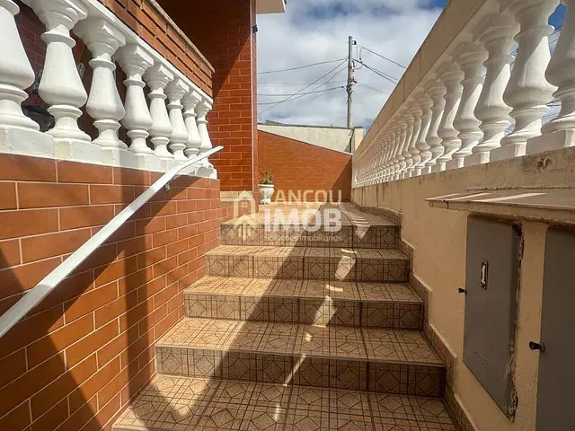 Casa com 300m² 2 quartos e 2 banheiros, à venda, no bairro Jardim Pacaembu em Jundiaí