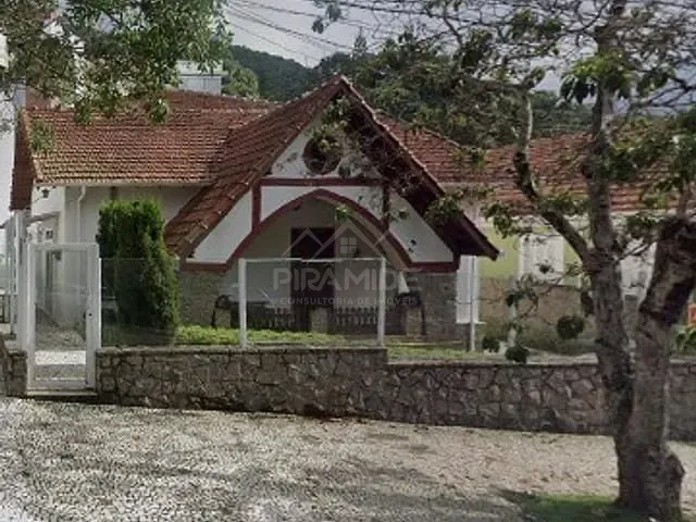 Casa à venda, no bairro Centro em Poços de Caldas