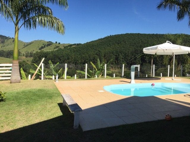 Foto do Casa - Casa com 4 dormitórios para alugar, 250 m² por R$ 4.500,00/mês - Village Parahybuna - Paraibuna/SP | RUSSI IMÓVEIS