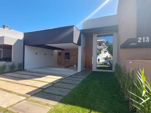 Casa com 370m² 3 quartos e 5 banheiros, à venda, no bairro Colônia Dona Luíza em Ponta Grossa