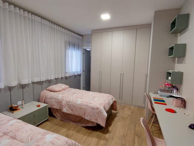 Casa com 370m² 3 quartos e 5 banheiros, à venda, no bairro Colônia Dona Luíza em Ponta Grossa
