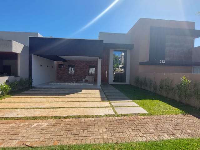 Casa com 370m² 3 quartos e 5 banheiros, à venda, no bairro Colônia Dona Luíza em Ponta Grossa