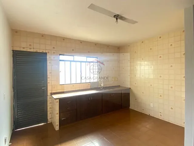 Casa com 350m² 3 quartos e 1 banheiro, para alugar, no bairro Jardim Novo Horizonte em Rolândia