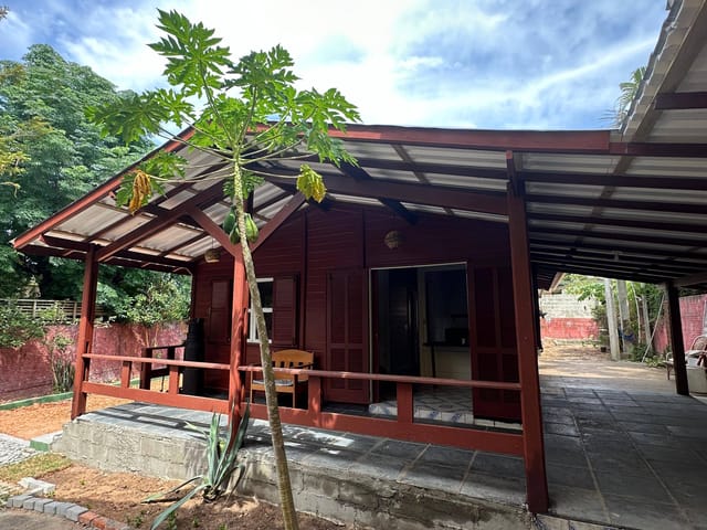 Foto do Casa - Locação Anual: Casa de madeira com quintal compartilhado, Campeche, Florianópolis, SC | Costão Sul Imóveis