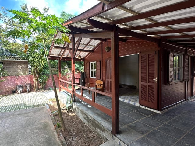 Foto do Casa - Locação Anual: Casa de madeira com quintal compartilhado, Campeche, Florianópolis, SC | Costão Sul Imóveis