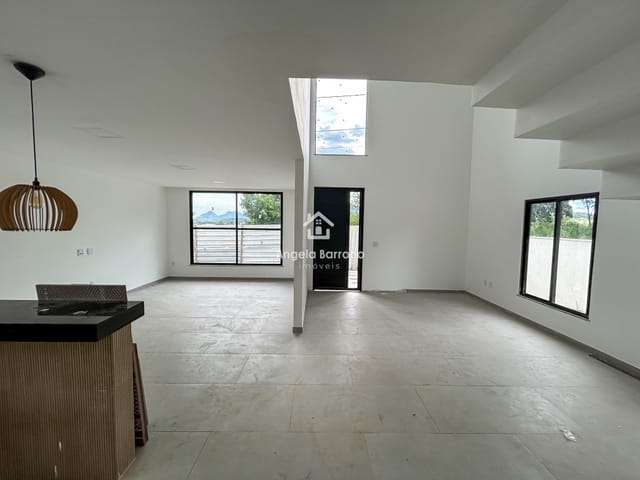 Casa com 395m² 4 quartos e 4 banheiros, à venda, no bairro Ubatiba em Maricá