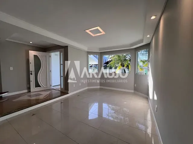 Casa com 438m² 2 quartos e 2 banheiros, à venda, no bairro Praia dos Amores em Balneário Camboriú