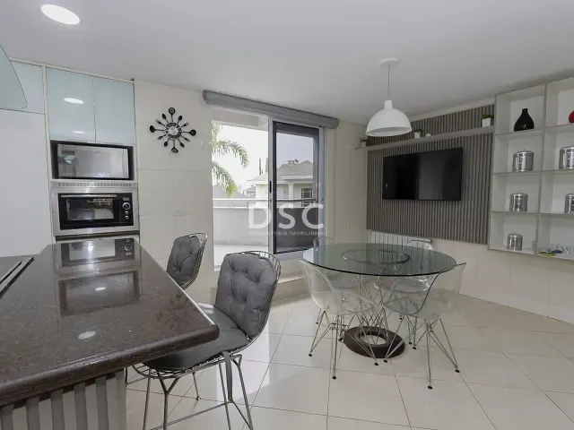 Casa 5 quartos e 7 banheiros, à venda, no bairro Campo Comprido em Curitiba