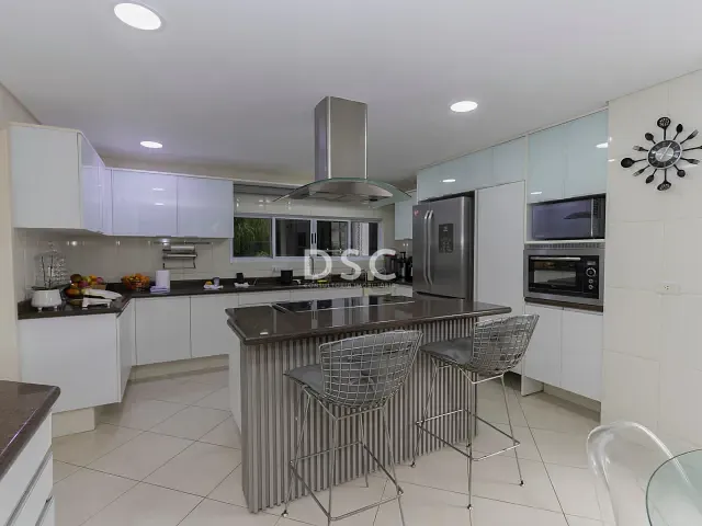 Casa 5 quartos e 7 banheiros, à venda, no bairro Campo Comprido em Curitiba
