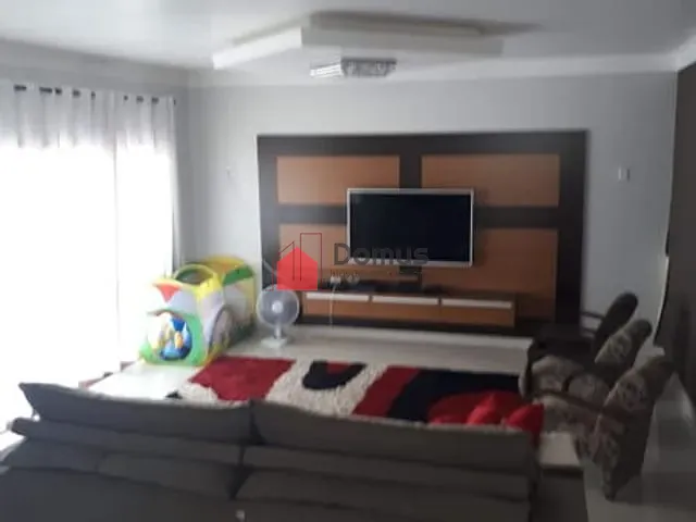 Casa com 1450m², à venda, no bairro Nossa Senhora do Perpétuo Socorro em Pindamonhangaba