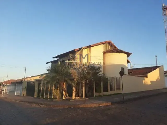 Casa com 400m² 3 quartos e 4 banheiros, à venda, no bairro Centro em Monte Santo de Minas