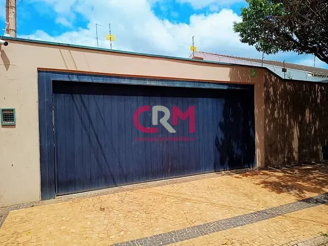 Casa com 528m² 5 quartos e 3 banheiros, para alugar, no bairro Centro em Taquaritinga