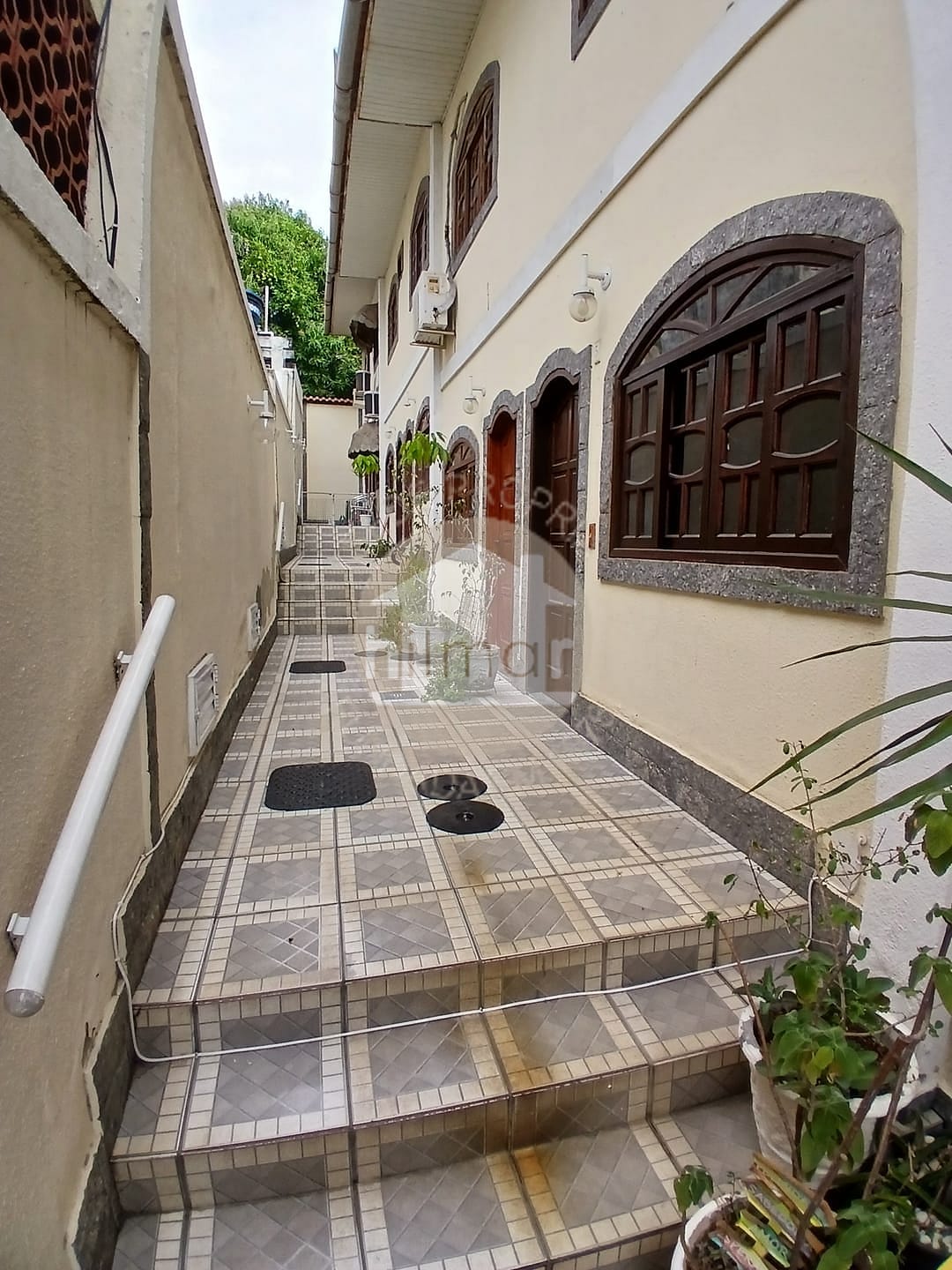 Casa à venda e aluguel com 2 quartos, 64m² - Foto 1