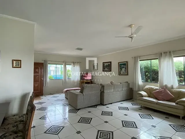 Casa com 500m² 3 quartos e 4 banheiros, à venda, no bairro Jardim América em Bragança Paulista