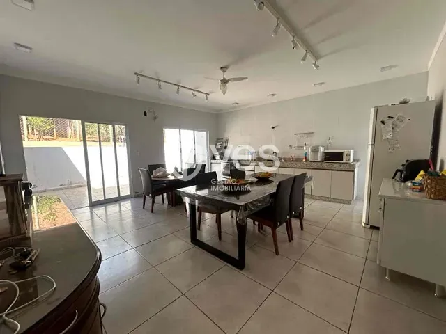 Casa com 480m² 4 quartos e 3 banheiros, à venda, no bairro Vila João Ribeiro em Araxá