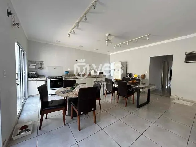 Casa com 480m² 4 quartos e 3 banheiros, à venda, no bairro Vila João Ribeiro em Araxá
