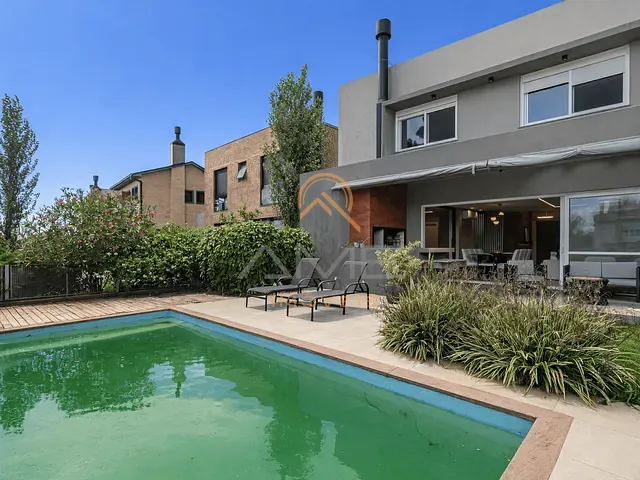 Casa com 448m² 4 quartos e 6 banheiros, à venda, no bairro Laranjal em Pelotas