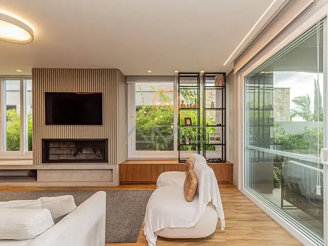 Casa com 448m² 4 quartos e 6 banheiros, à venda, no bairro Laranjal em Pelotas
