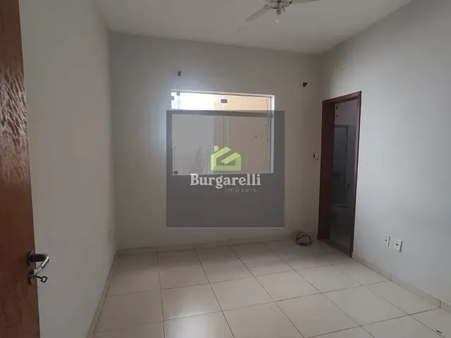 Casa 3 quartos e 2 banheiros, para alugar, no bairro Jardim das Acácias em Lavras