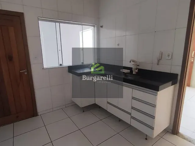 Casa 3 quartos e 2 banheiros, para alugar, no bairro Jardim das Acácias em Lavras
