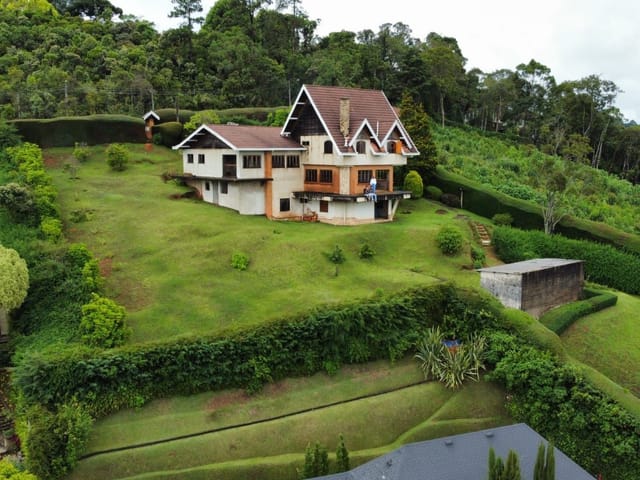 Casa com 3300m² 6 quartos e 6 banheiros, à venda, no bairro Parque Pedra do Baú em Campos do Jordão