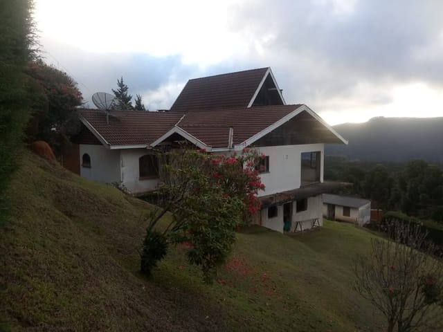 Casa com 3300m² 6 quartos e 6 banheiros, à venda, no bairro Parque Pedra do Baú em Campos do Jordão