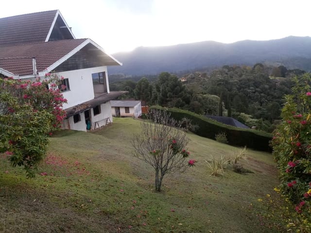 Casa com 3300m² 6 quartos e 6 banheiros, à venda, no bairro Parque Pedra do Baú em Campos do Jordão