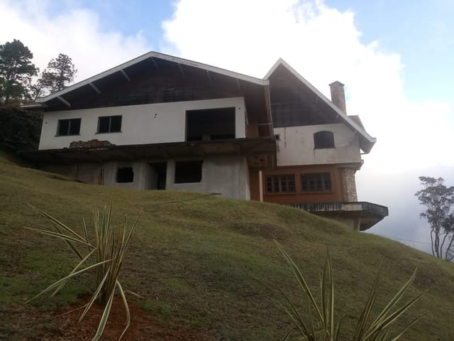 Casa com 3300m² 6 quartos e 6 banheiros, à venda, no bairro Parque Pedra do Baú em Campos do Jordão