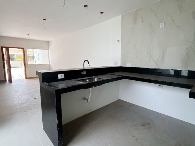 Casa com 102m² 3 quartos e 2 banheiros, à venda, no bairro Granja dos Cavaleiros em Macaé