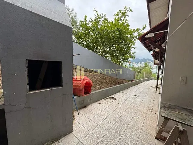 Casa 3 quartos e 2 banheiros, para alugar, no bairro Canto da Praia em Itapema